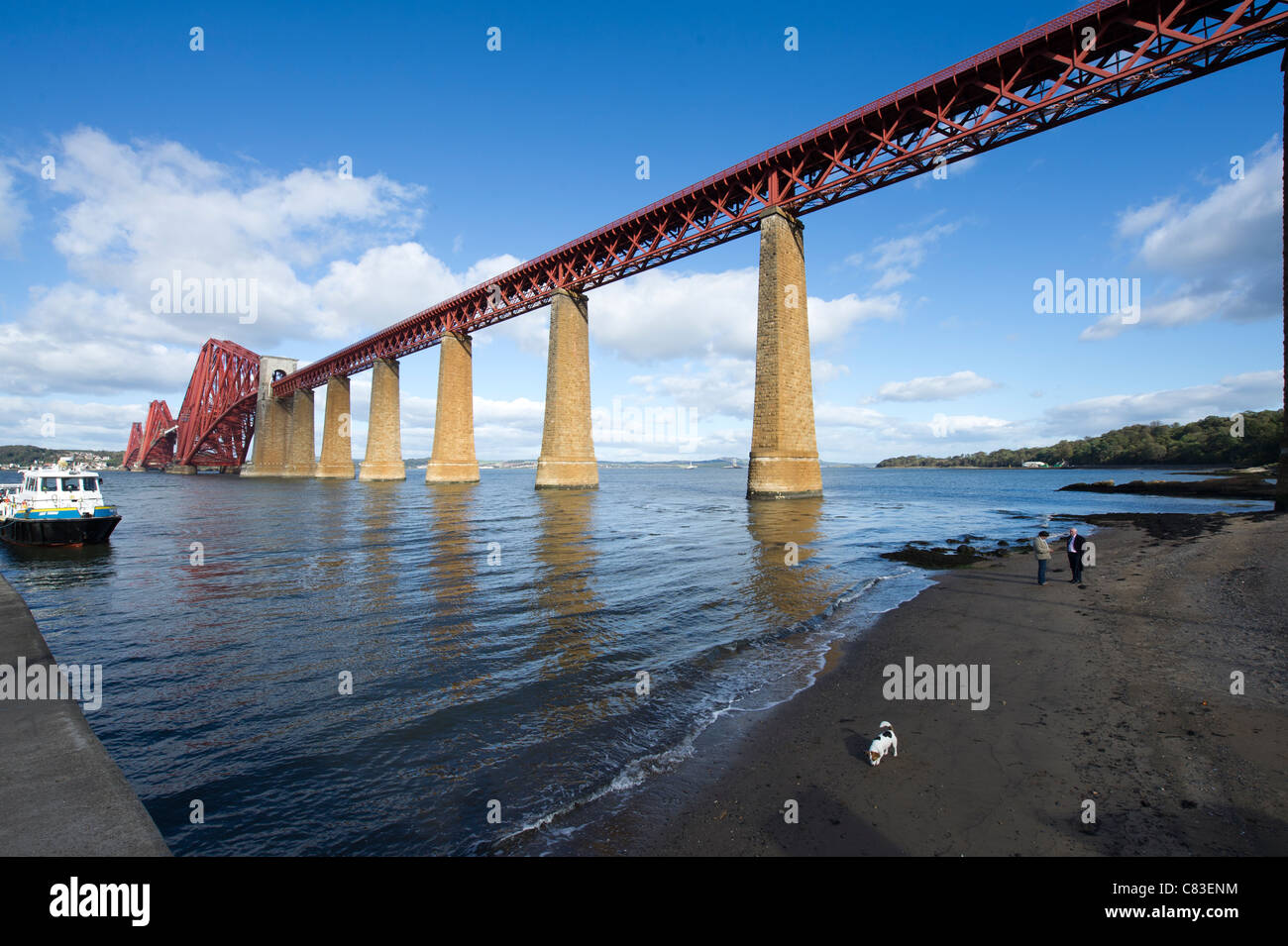 Die Forth Rail Bridge überspannt die Mündung des Forth zwischen East Lothian und Fife in Schottland Stockfoto