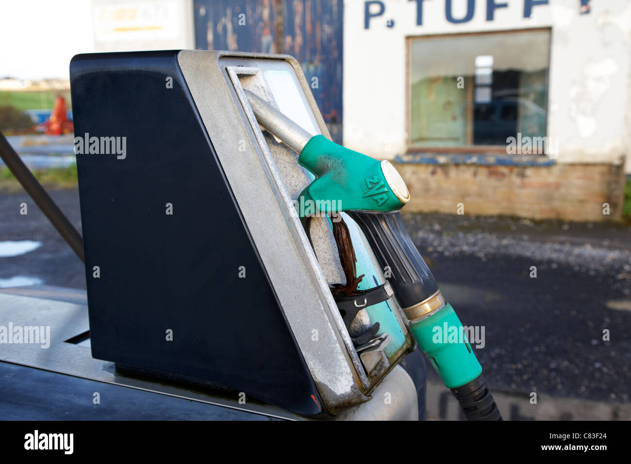 Bleifreies Benzin pumpe von einem alten, verlassenen ländlichen Benzin Service Station in Enniscrone County Sligo in der Republik Irland Stockfoto