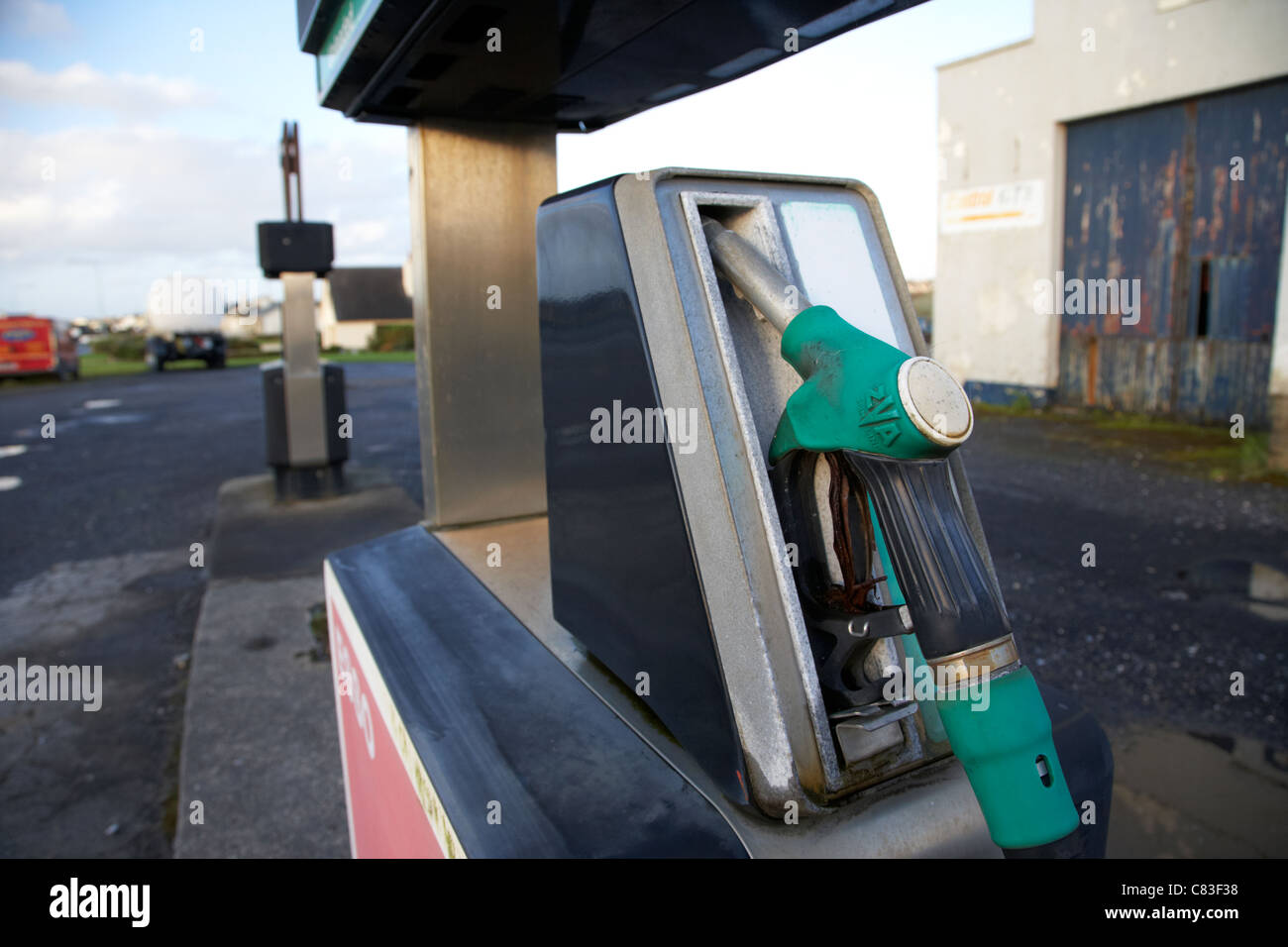 Unverbleiter Kraftstoffpumpe an eine alte verlassene ländlichen Service Tankstelle Enniscrone Grafschaft Sligo Irland Stockfoto
