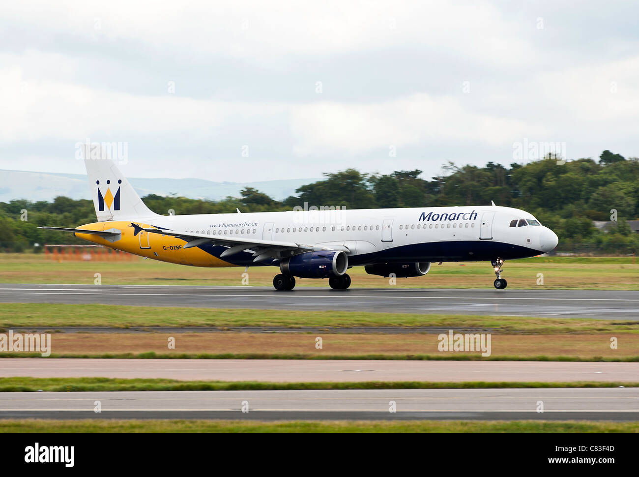 Monarch Airlines Airbus A321-231-Verkehrsflugzeug G-OZBR vom internationalen Flughafen Manchester England Vereinigtes Königreich UK Stockfoto