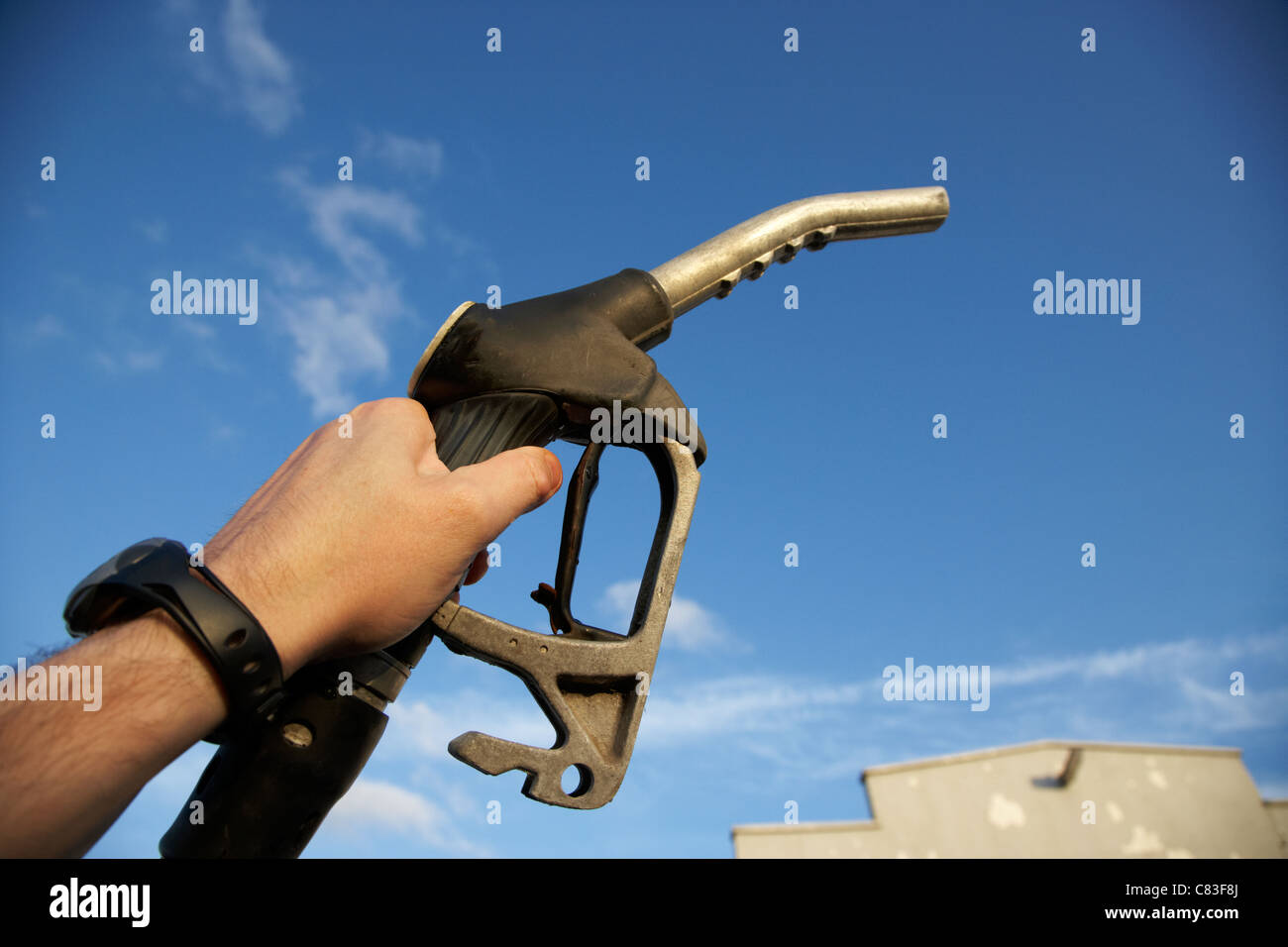Mans Hand mit Diesel-Kraftstoff-Pumpe-Düse Stockfoto