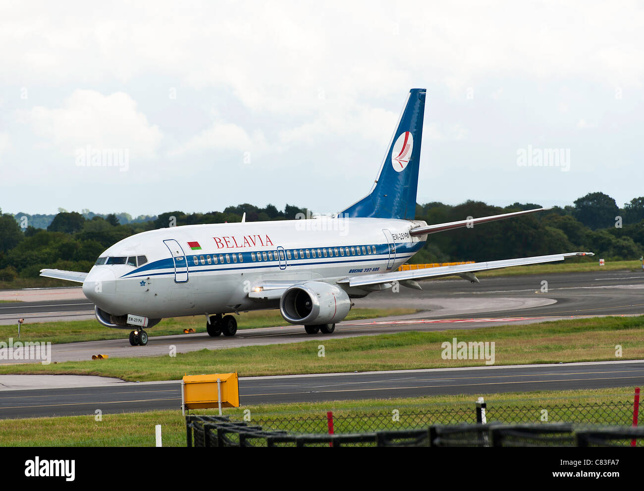 Belavia Boeing 737-5QB Airliner EW-251PA Rollen an Manchester Flughafen England Vereinigtes Königreich UK Stockfoto