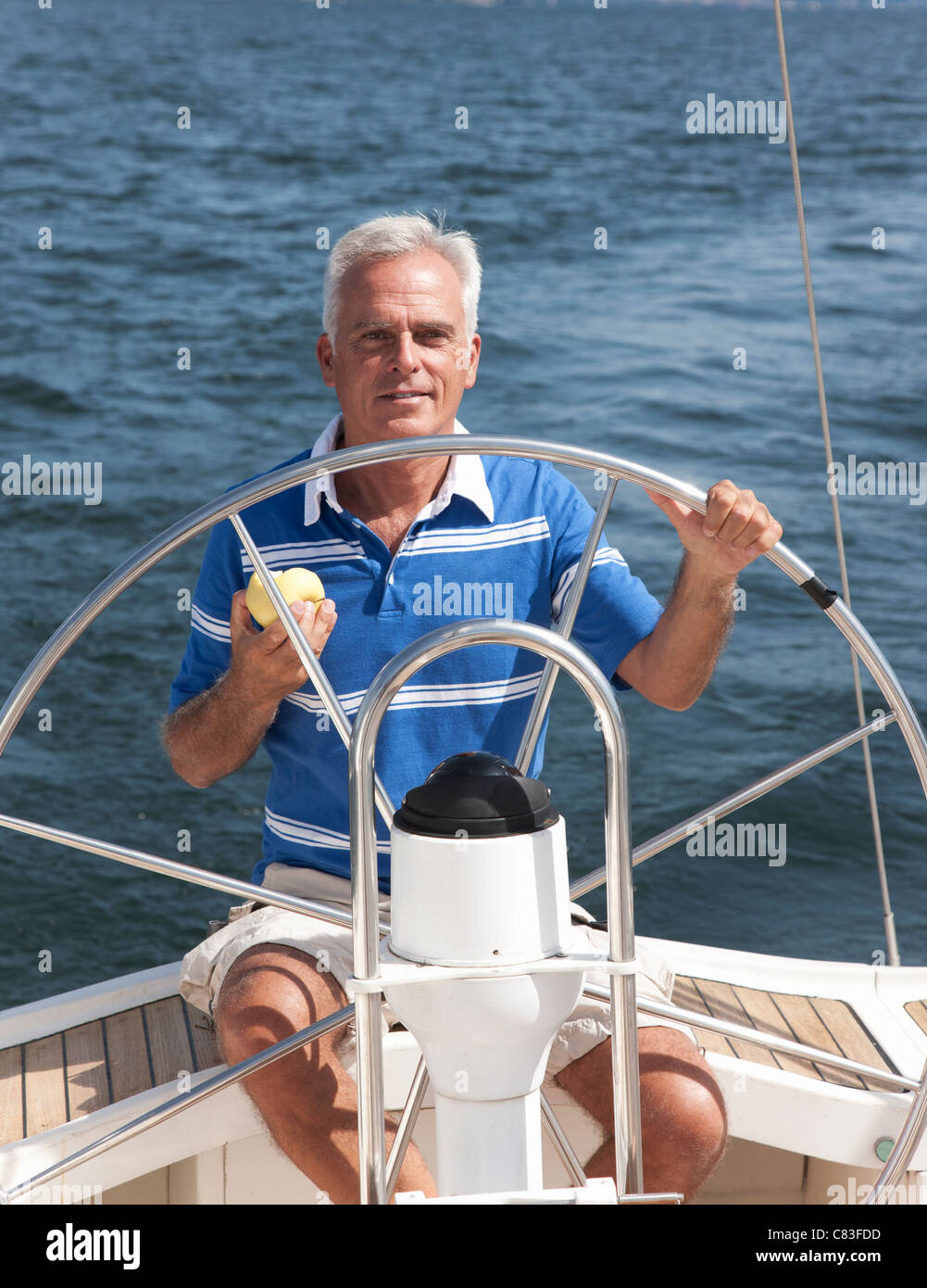 Älterer Mann auf See Stockfoto