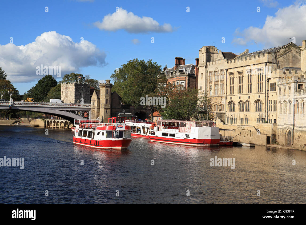 Ein Ausflugsschiff nimmt Touristen für eine Reise auf dem Fluss Ouse, nahe Lendal Bridge, York, North Yorkshire, England Stockfoto Ein Ausflugsschiff nimmt Touristen für eine Reise auf dem Fluss Ouse, nahe Lendal Bridge, York, North Yorkshire, England Stockfoto