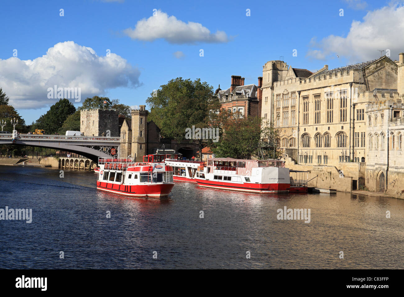 Ein Ausflugsschiff nimmt Touristen für eine Reise auf dem Fluss Ouse, nahe Lendal Bridge, York, North Yorkshire, England Stockfoto