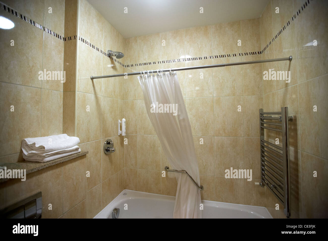 Innere des 4-Sterne-Hotel Schlafzimmer Badezimmer mit Dusche und Duschvorhang Stockfoto