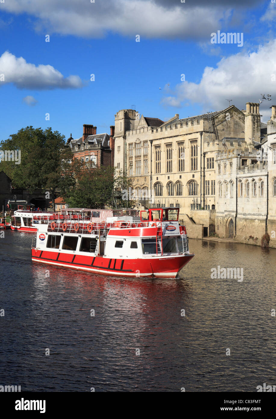 Ein Ausflugsschiff nimmt Touristen für eine Reise auf dem Fluss Ouse, York, Yorkshire, England Stockfoto