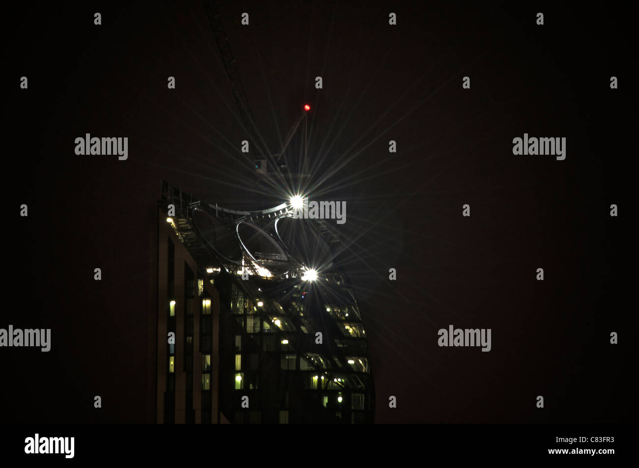 Die Spitze des Turms Schichten, London in der Nacht. Stockfoto