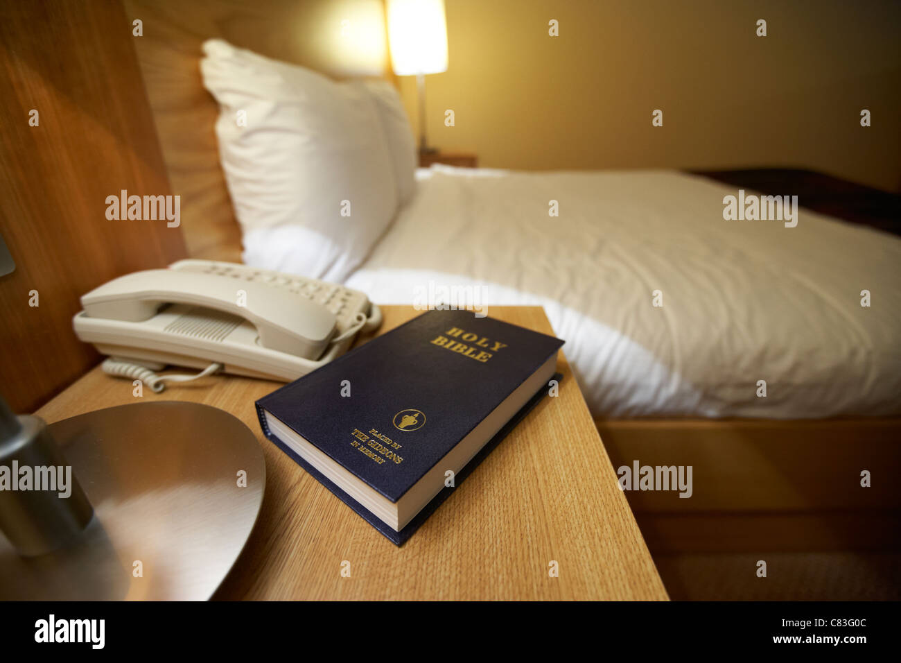 Bibel von den Gideons auferlegt den Tisch im Inneren aus einem 4-Sterne-Hotel-Schlafzimmer Stockfoto