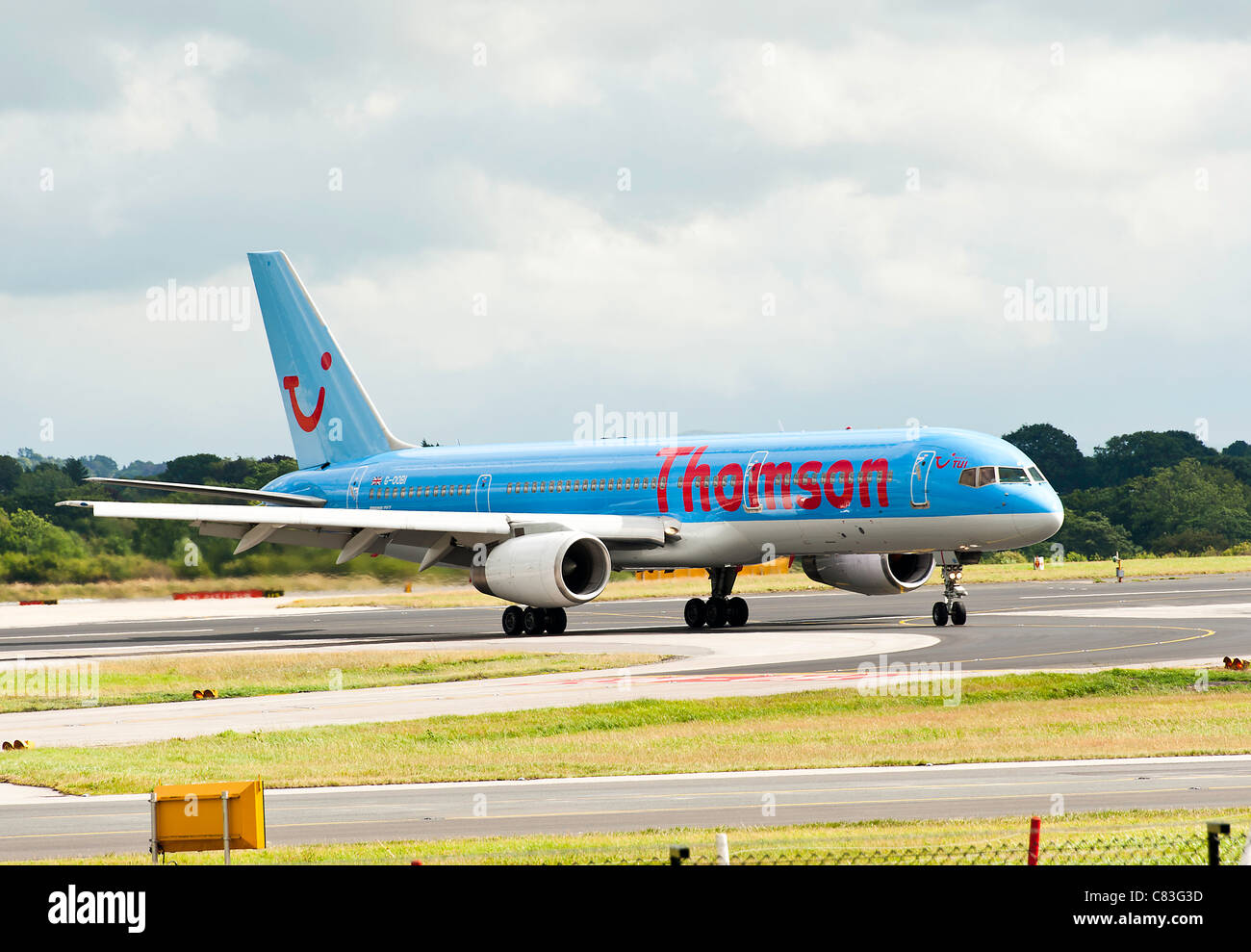 Thomson Airways Boeing 757-2B7 Verkehrsflugzeug G-OOBI Rollen am internationalen Flughafen Manchester England Vereinigtes Königreich UK Stockfoto