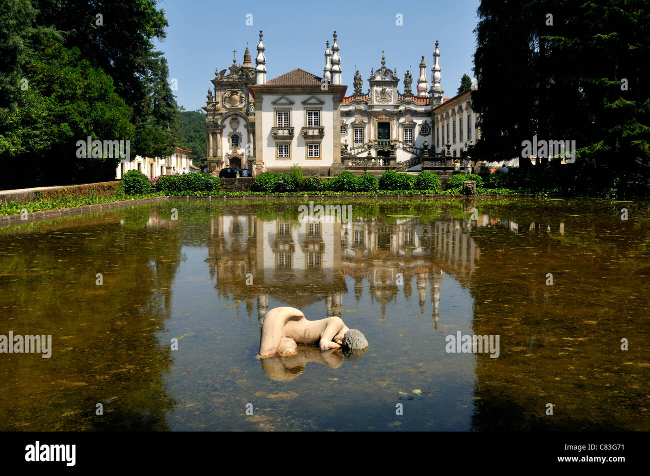 Mateus Barockpalast hinter einem Teich mit einer Statue von einer ruhenden Frau, Villa Real Portugal Stockfoto