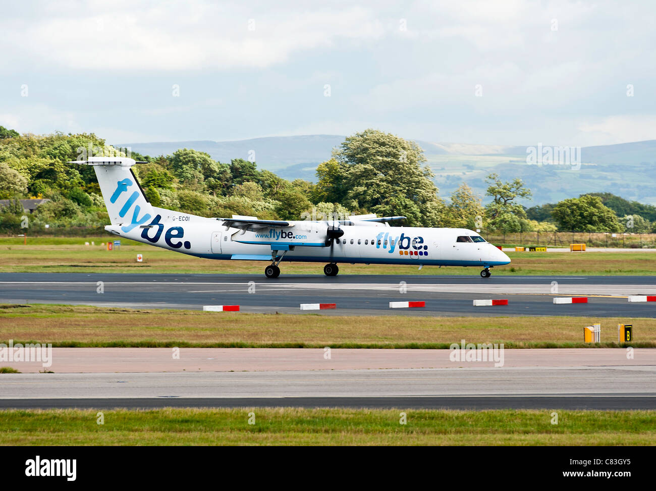 Flybe Bombardier Dash 8 DHC - 402 Q400 Turboprop-Verkehrsflugzeug G-ECOI landet auf dem Flughafen Manchester England Vereinigtes Königreich UK Stockfoto