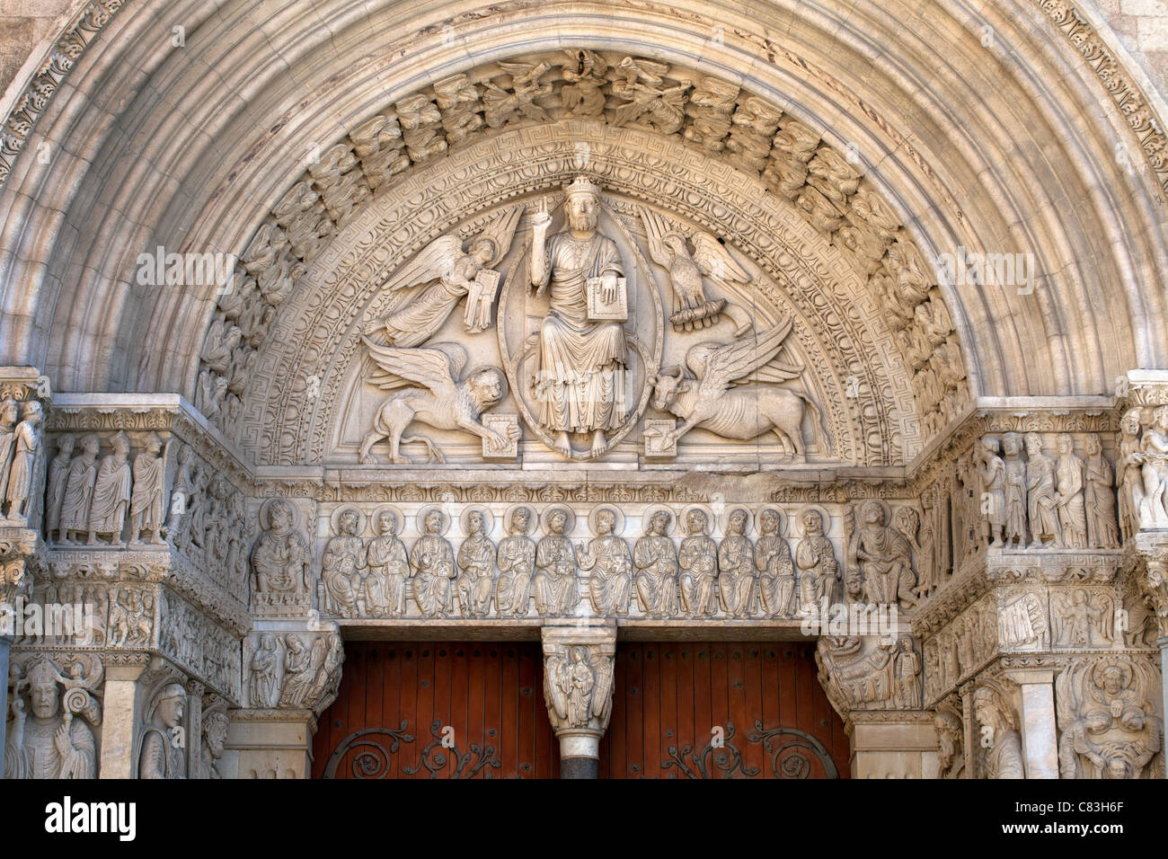 Arles: Kirche von St. Trophime: Typanum des West-Portals Stockfoto