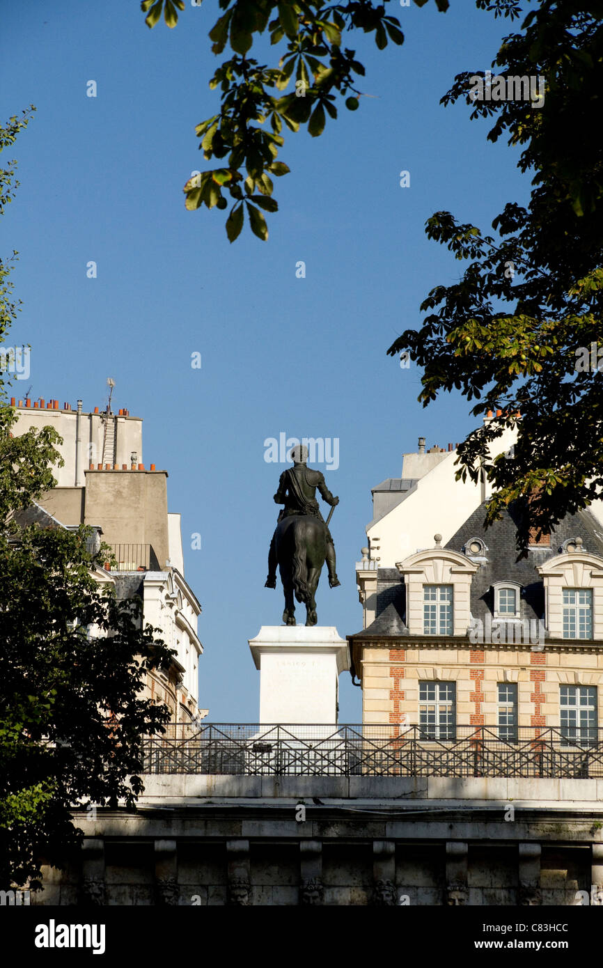 Reiterstandbild von König Henry IV von Frankreich und Navarra auf der Pont Neuf in Paris und Häuser auf Isle St. Louis Stockfoto