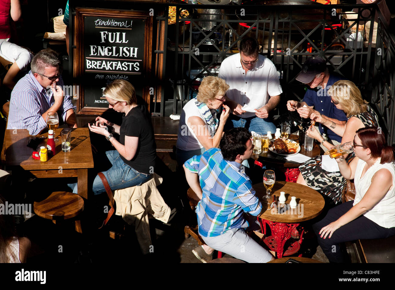 Menschen Essen und trinken an der Punch und Judy Pub, Covent Garden, London Stockfoto