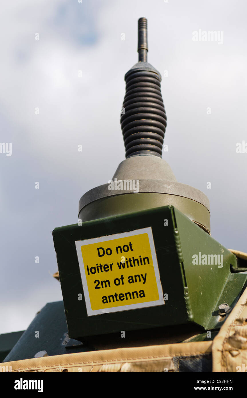Warnung auf ein Militärfahrzeug "Nicht innerhalb von 2 m von jeder Antenne bummeln" Stockfoto
