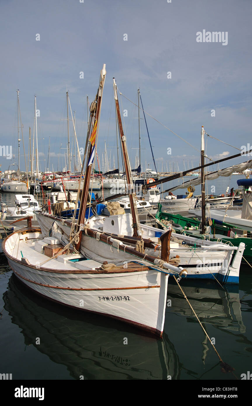Traditionelle Fischerboote im Hafen von Cambrils, Costa Daurada, Provinz Tarragona, Katalonien, Spanien Stockfoto