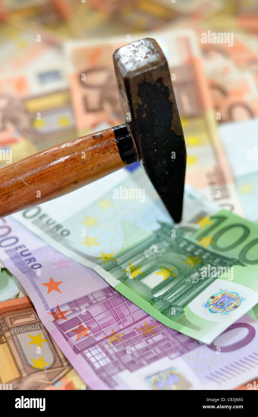 Hammer und europäischen Banknoten, symbol Stockfoto