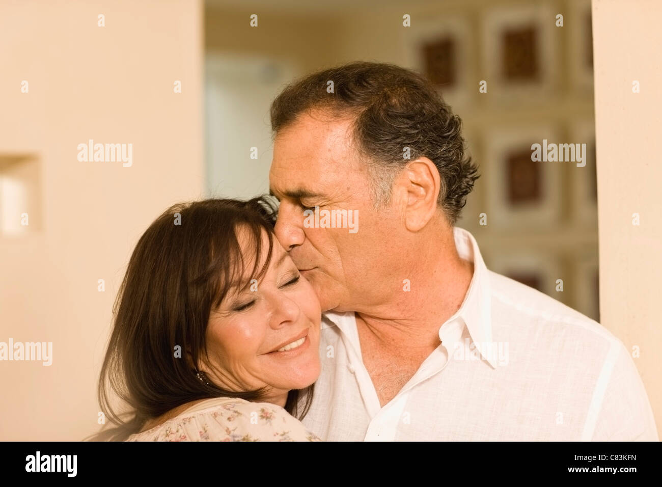 Lächelnd, ältere paar küssen Stockfoto
