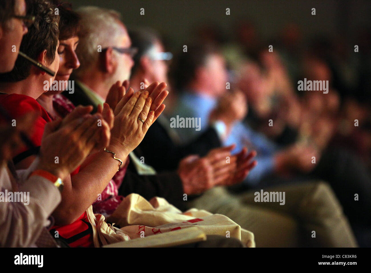 Publikum applaudieren bei einer Konferenz Stockfoto