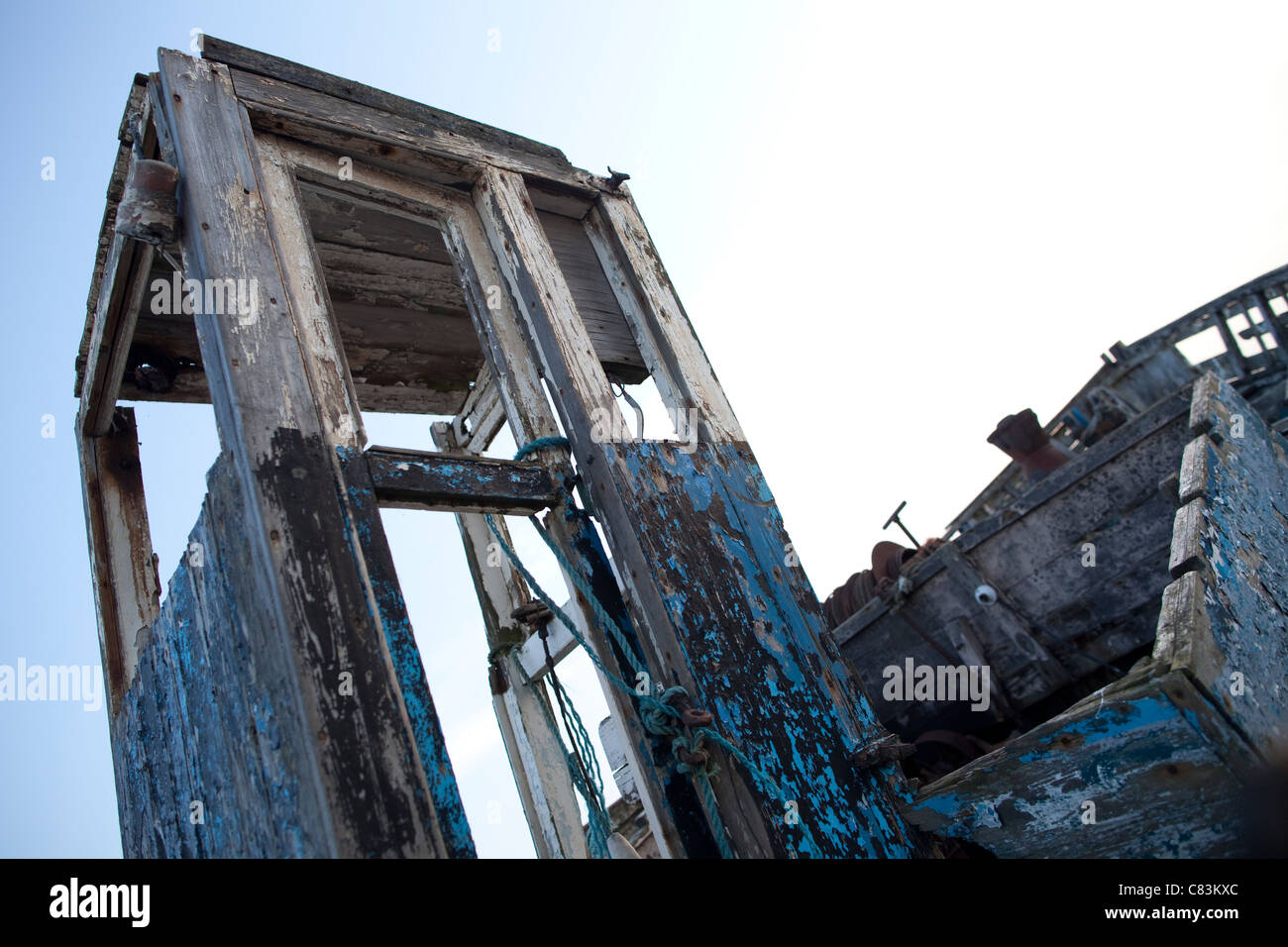 Verwitterte Boot am Ufer (Dugeness) Stockfoto