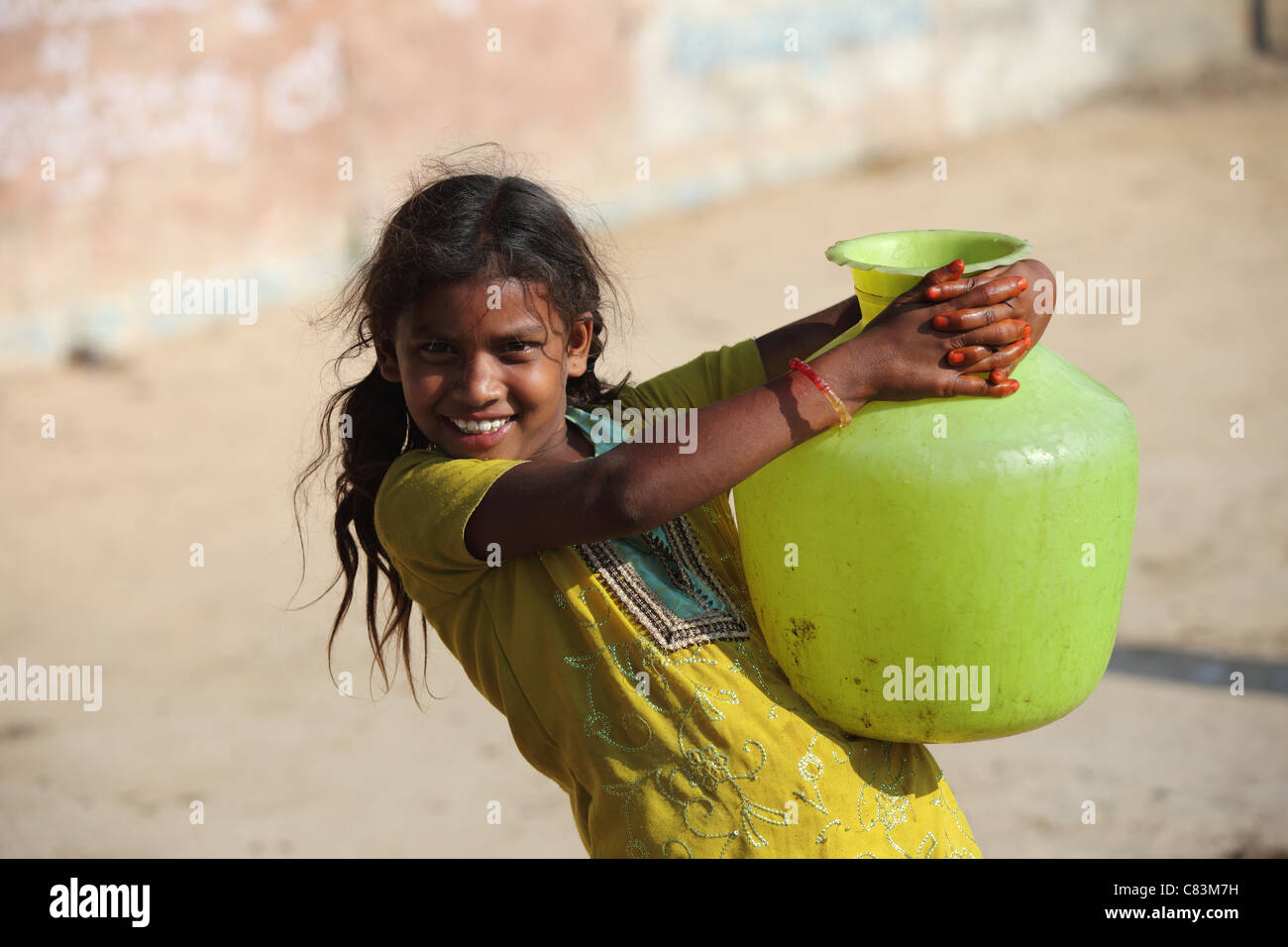 Mädchen Wassertragen Andhra Pradesh in Indien Stockfoto