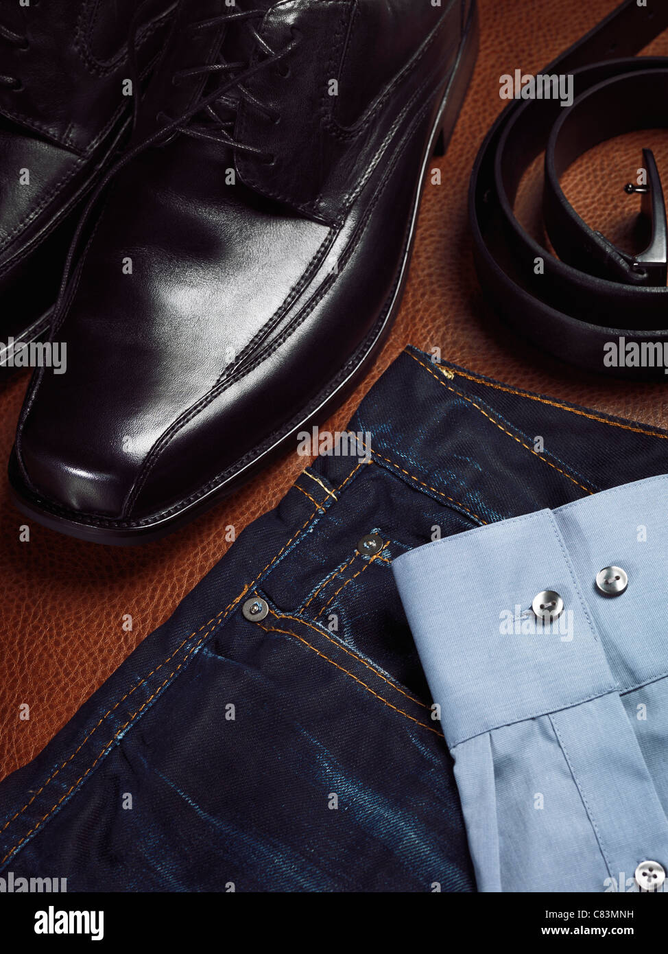 Mens Fashion Stillleben. Künstlerische Closeup Kleidschuhe, Jeans, einen Gürtel und ein Hemd. Stockfoto