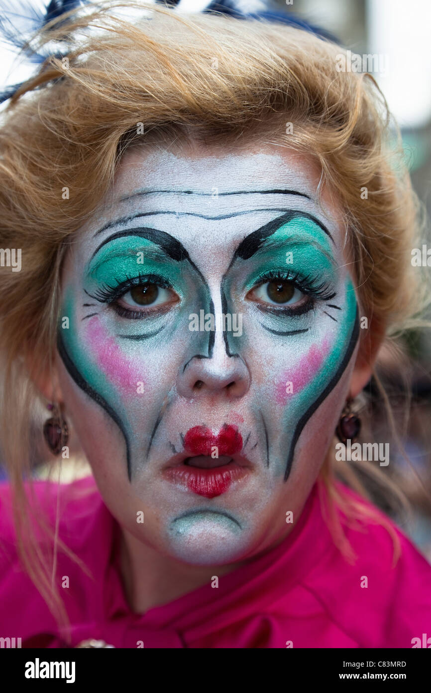 Junge Frau, Straße, erklingt in der Edinburgh Fringe Festival, Edinburgh, Schottland, Großbritannien Stockfoto