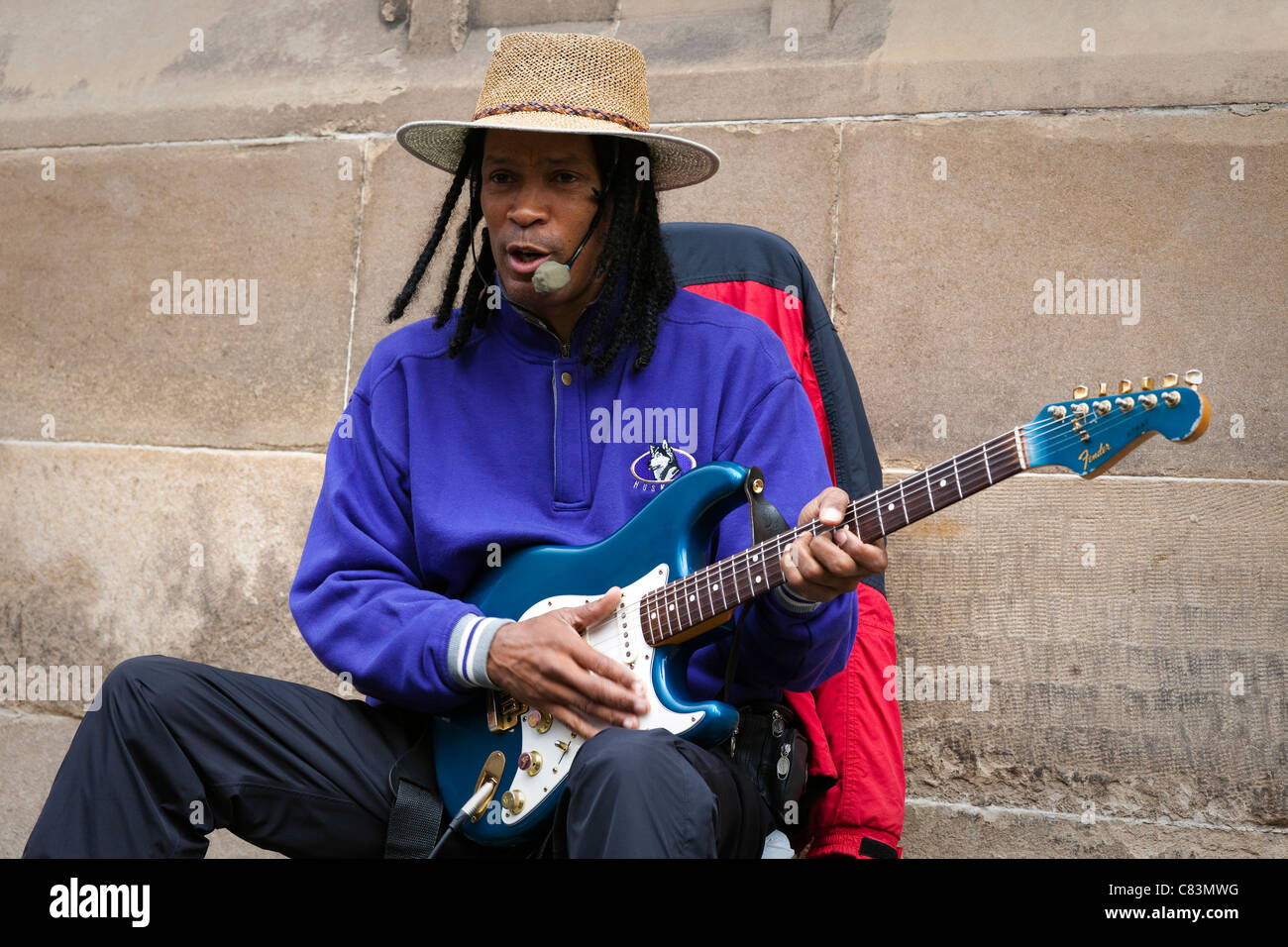 Richard Blues spielen Gitarre und Straße als Straßenmusikant in Edinburgh Fringe Festival, Edinburgh, Schottland, Großbritannien Stockfoto