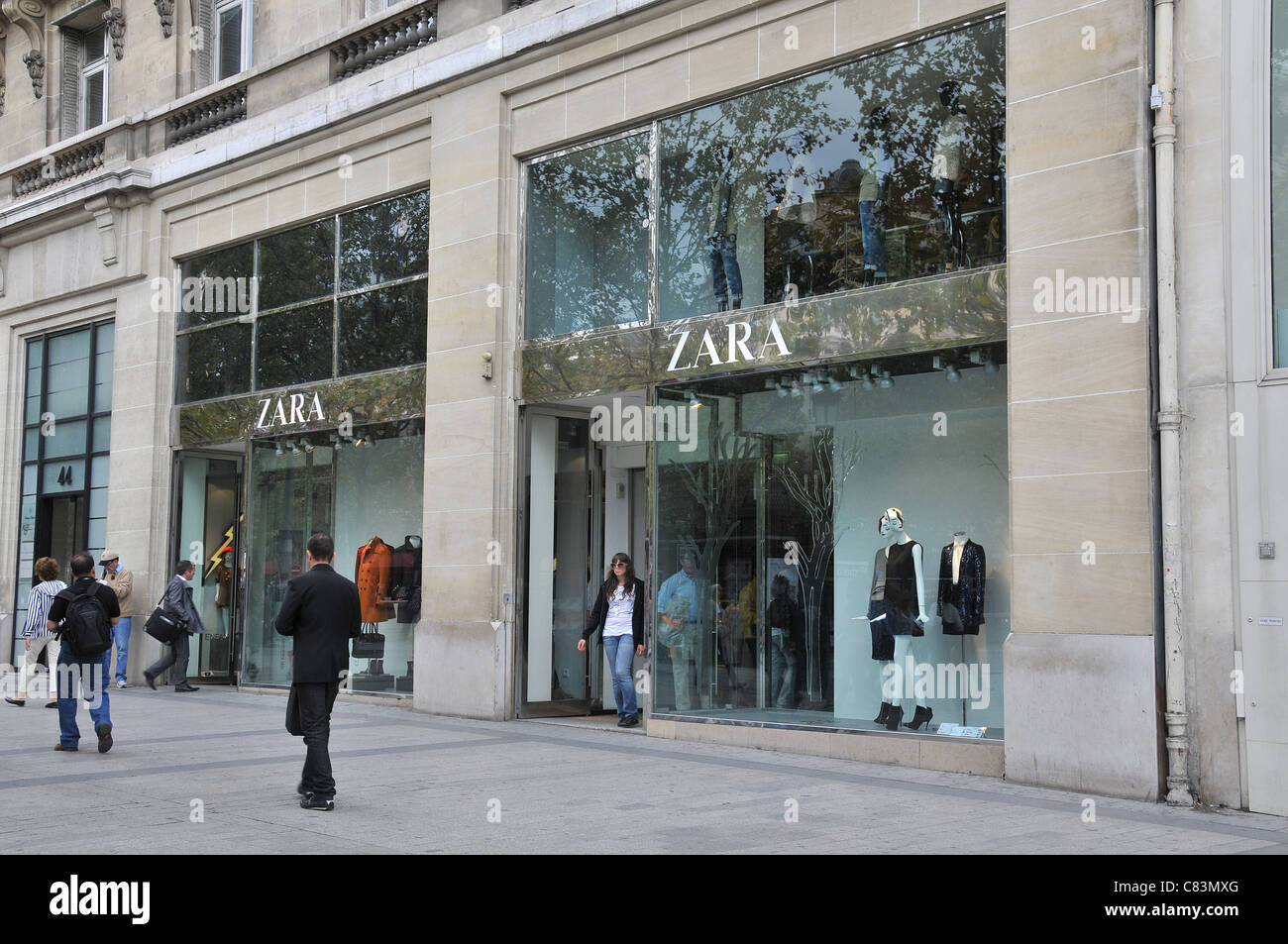 Zara Boutique Paris Frankreich Stockfotografie - Alamy