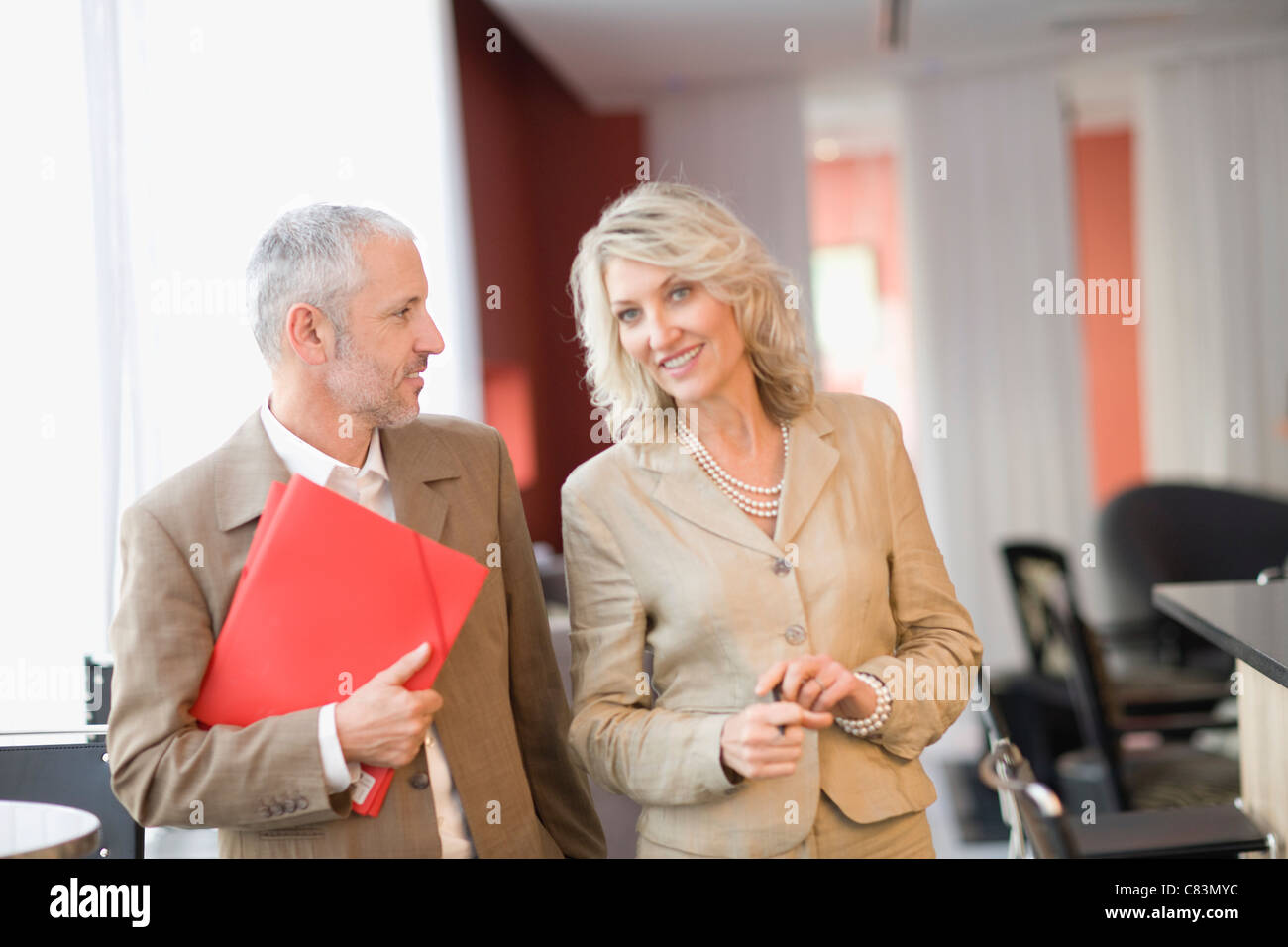 Geschäftsleute sprechen im lobby-Bereich Stockfoto