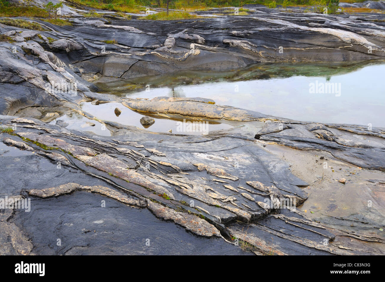 Bergsee in Norwegen ungewöhnliche vulkanische Felsen eingefasst Stockfoto