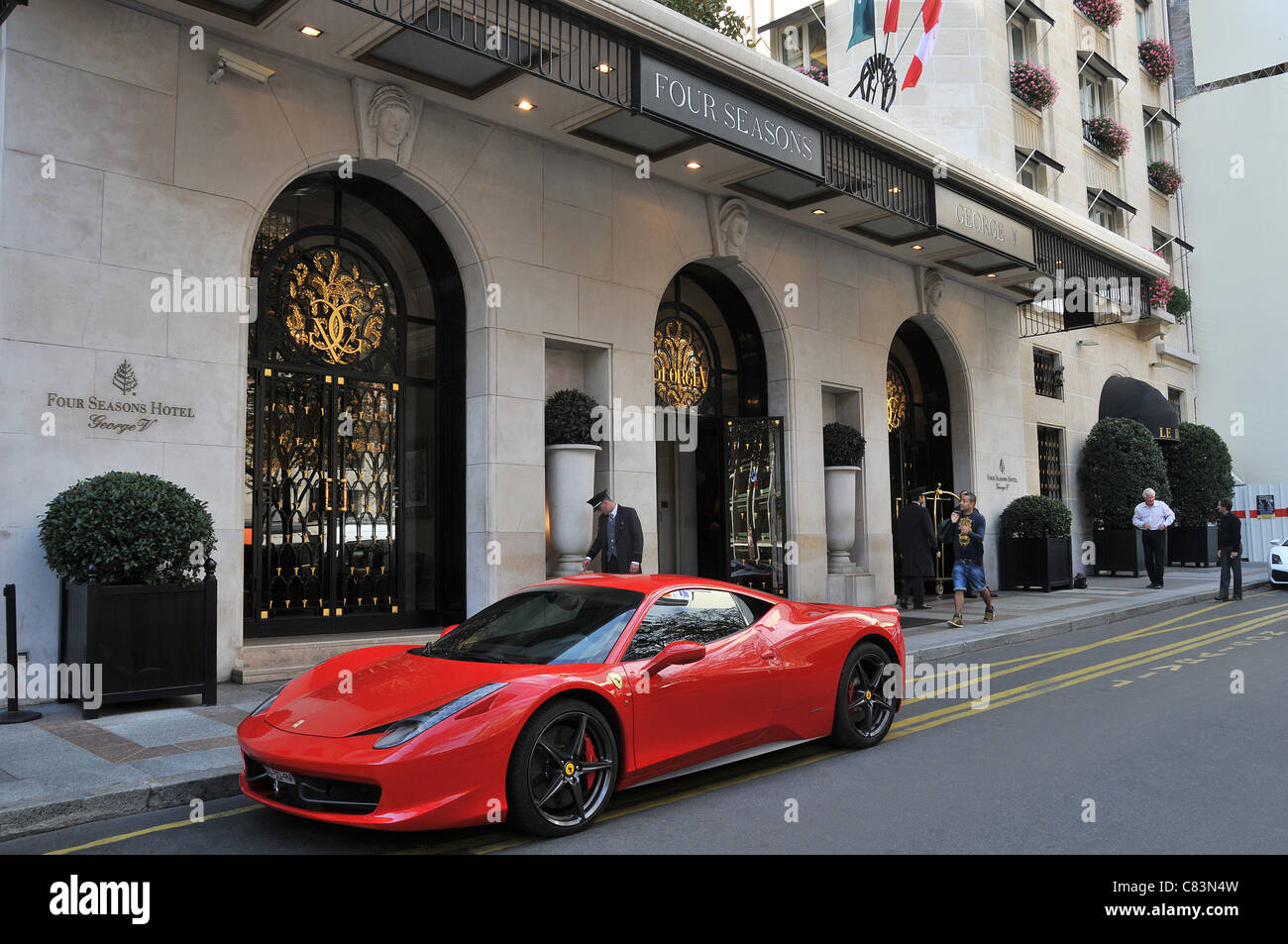 Ferrari Auto vor vier Jahreszeiten Georges V Hotel Paris Frankreich Stockfoto
