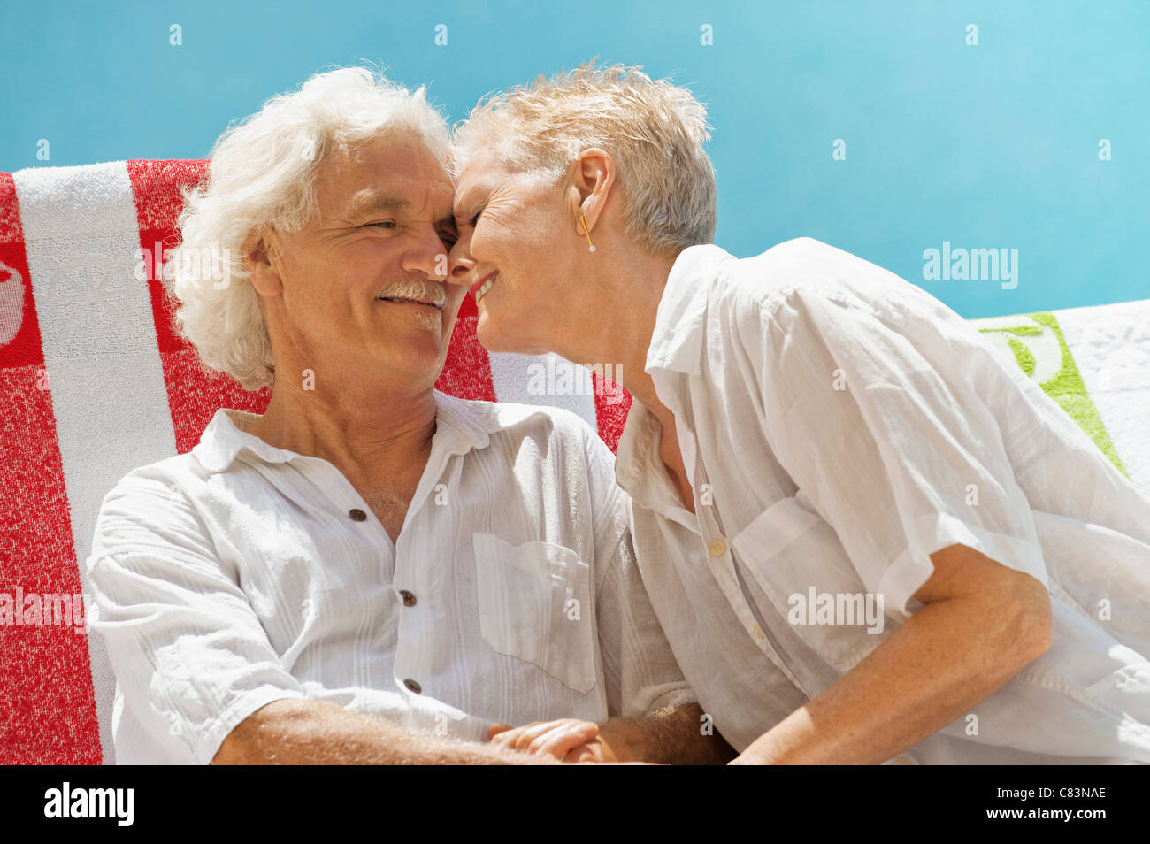 Älteres Ehepaar umarmt im freien Stockfoto