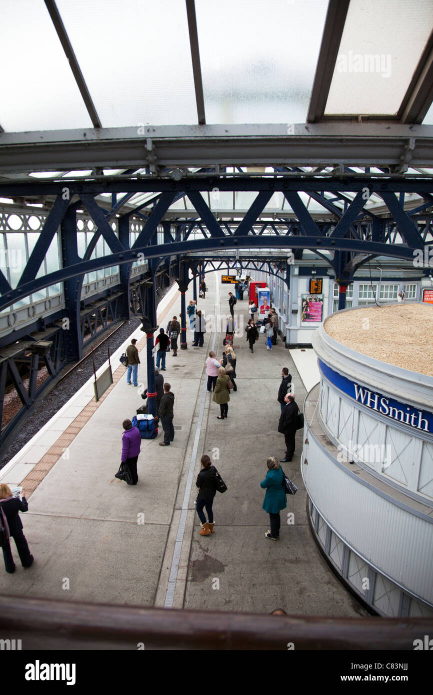 In Stirling Bahnhof erwarten Schottland Scotrail Passagiere Reisende mit Gepäck ihren Zug Stockfoto