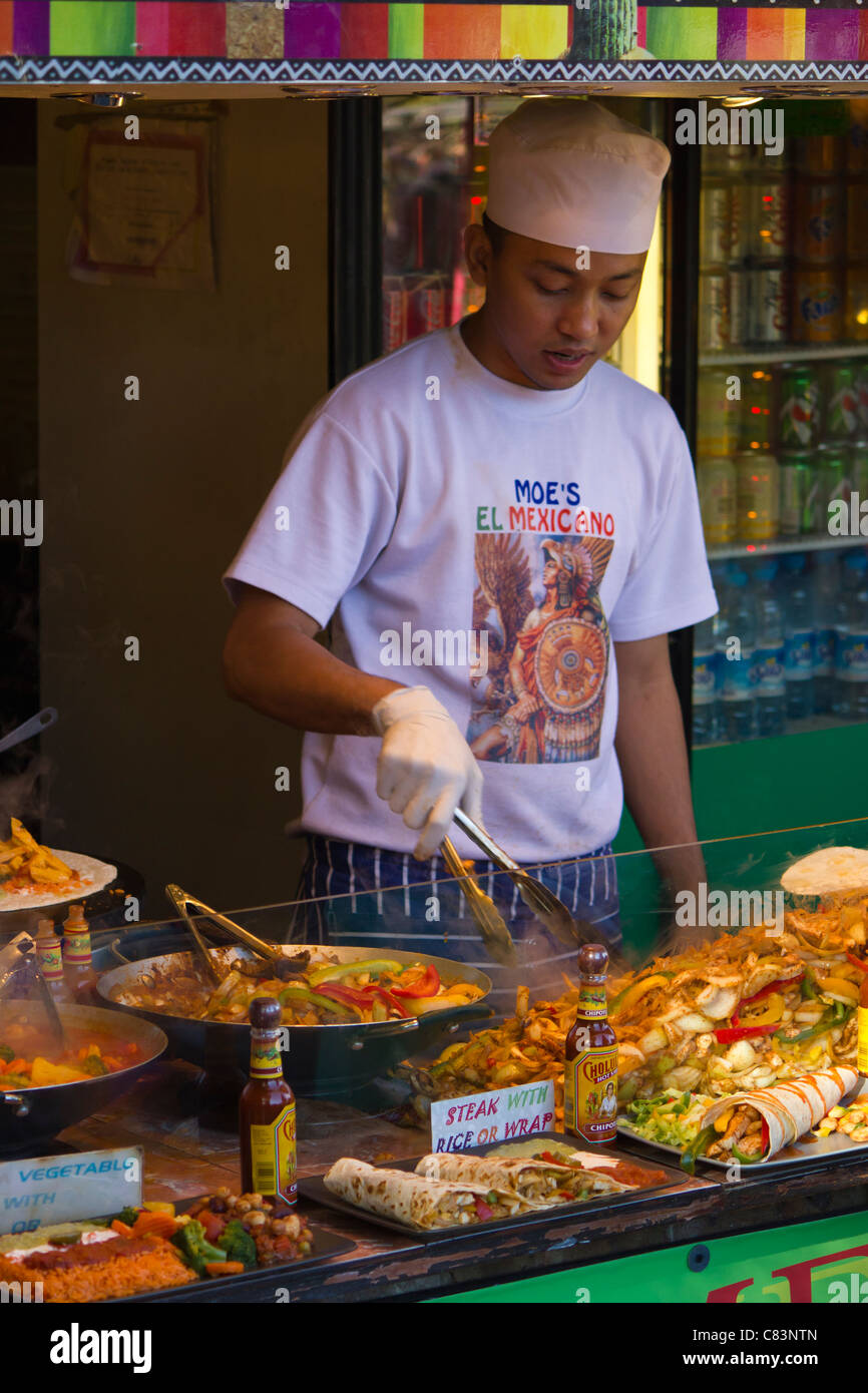 Mann bereitet mexikanisches Essen in einer Garküche in Camden Market. Stockfoto