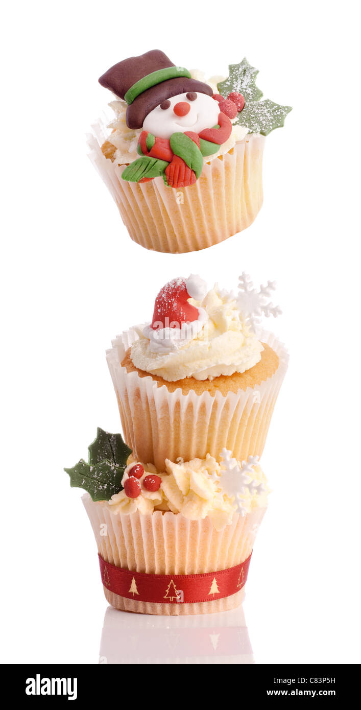 Christmas Cupcake tower mit Top Kuchen verziert mit einem Schneemann, alle auf weißem Hintergrund Stockfoto