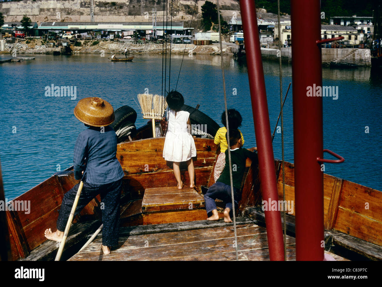 Eine Familie besaß chinesische Dschunke Ansätze eines der vielen kleinen Inseln in der Nähe von Hong Kong Stockfoto