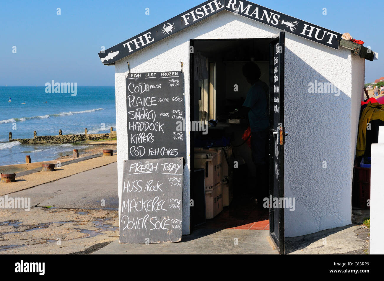 The Fishermans Hut an der Promenade am East Wittering's Beach, wo frisch gefangener Fisch verkauft wird, West Sussex, England, Großbritannien Stockfoto