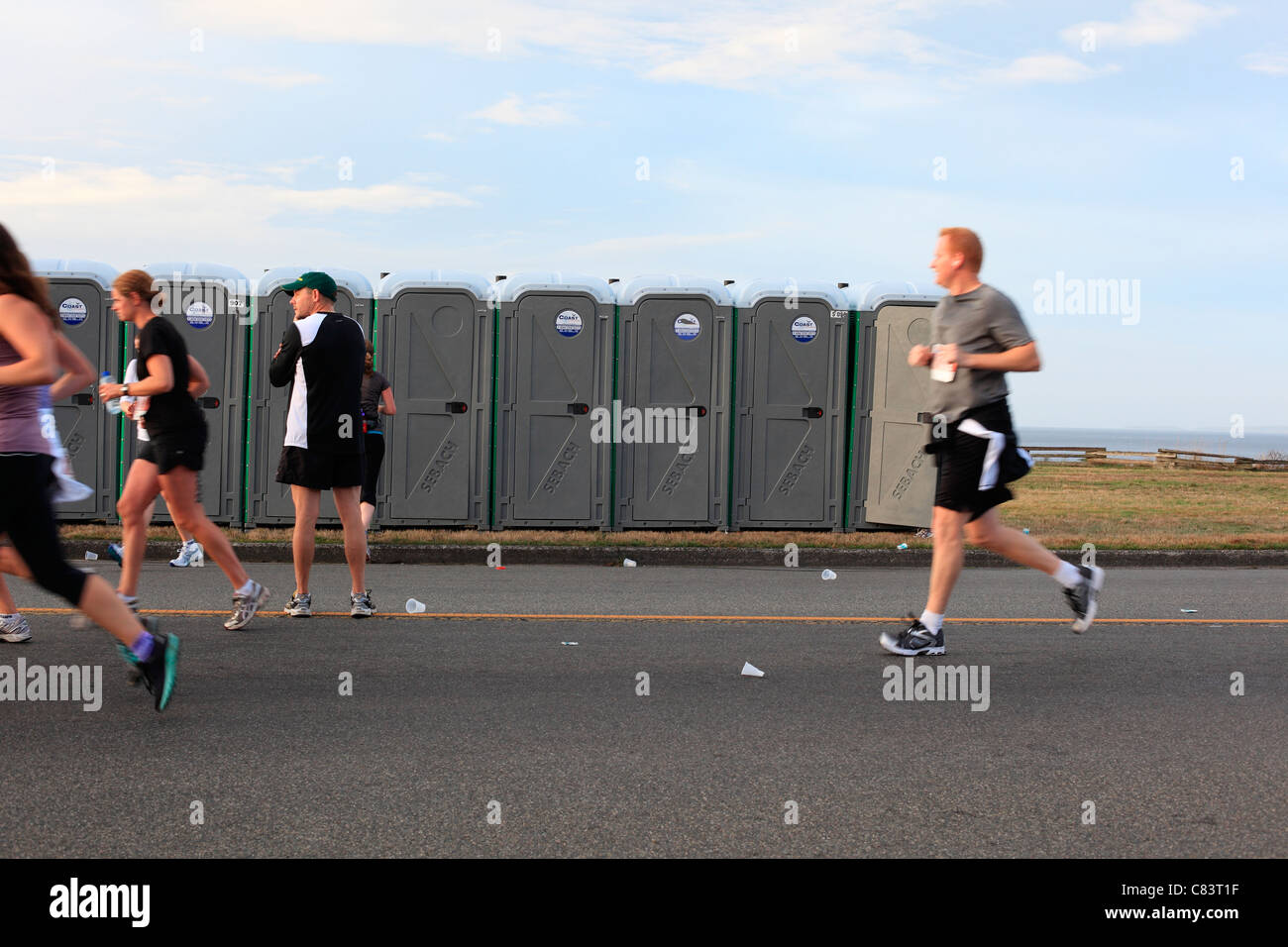 Good Life Fitness Marathon in Victoria BC tragbare Toiletten an der Seite der Straße bei einem Marathon-Läufer Stockfoto