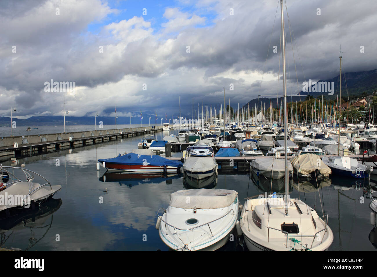 Die Marina in Évian-Les-Bains am Genfer See im Südosten Frankreichs. Stockfoto