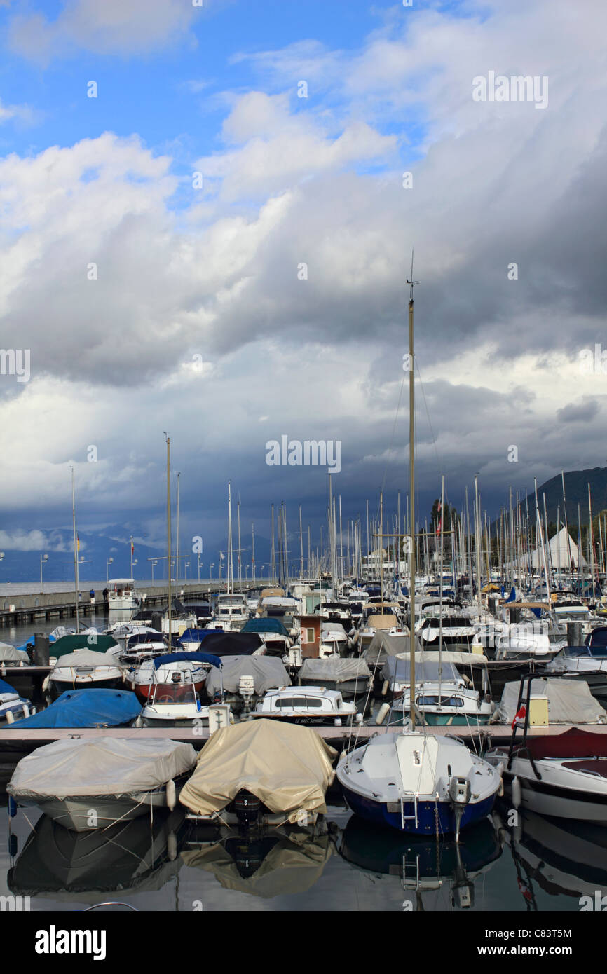 Die Marina in Évian-Les-Bains am Genfer See im Südosten Frankreichs. Stockfoto