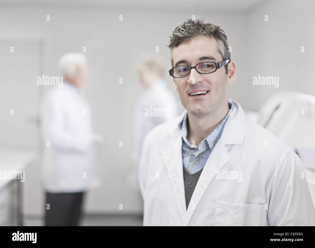 Wissenschaftler in Pathologie-Labor stehen Stockfoto