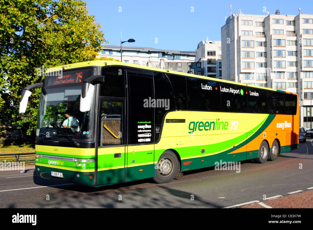 Grüne Linie einfach Bus in Park Lane in London Stockfoto