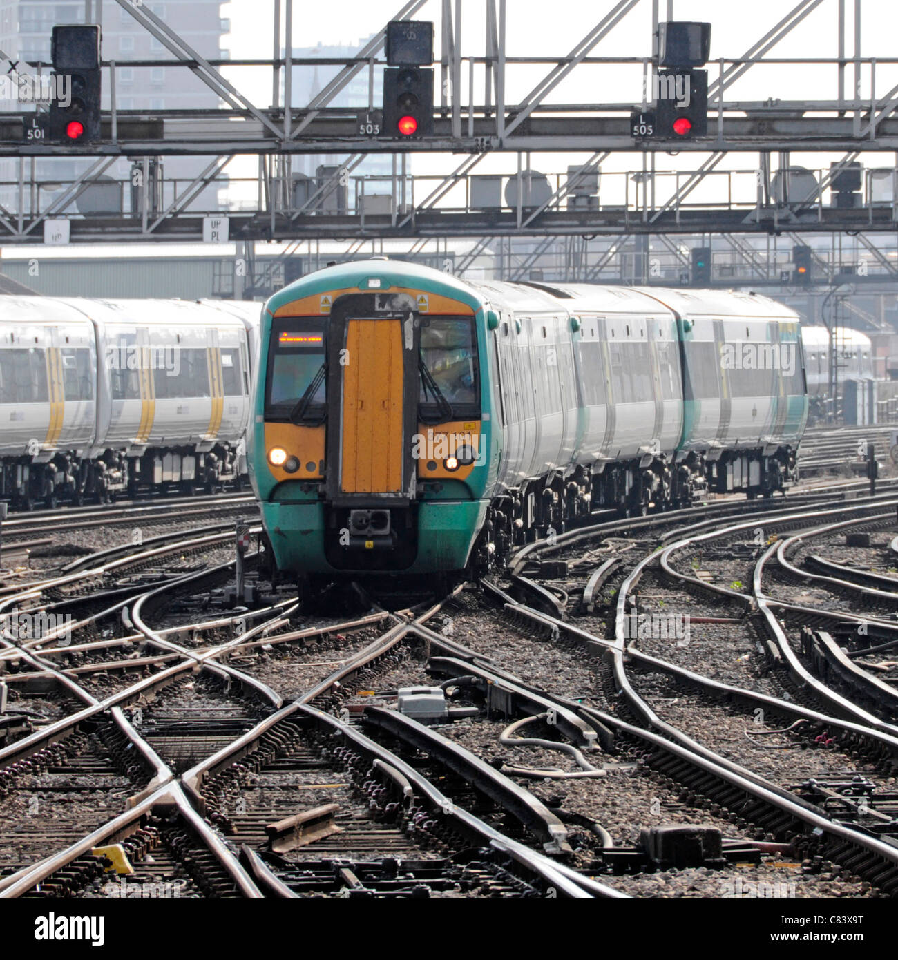 Der Zug nähert sich dem Bahnhof London Bridge und überquert Bahnpunkte und Live-Schienen unterhalb der Signalgantry South London England UK Stockfoto