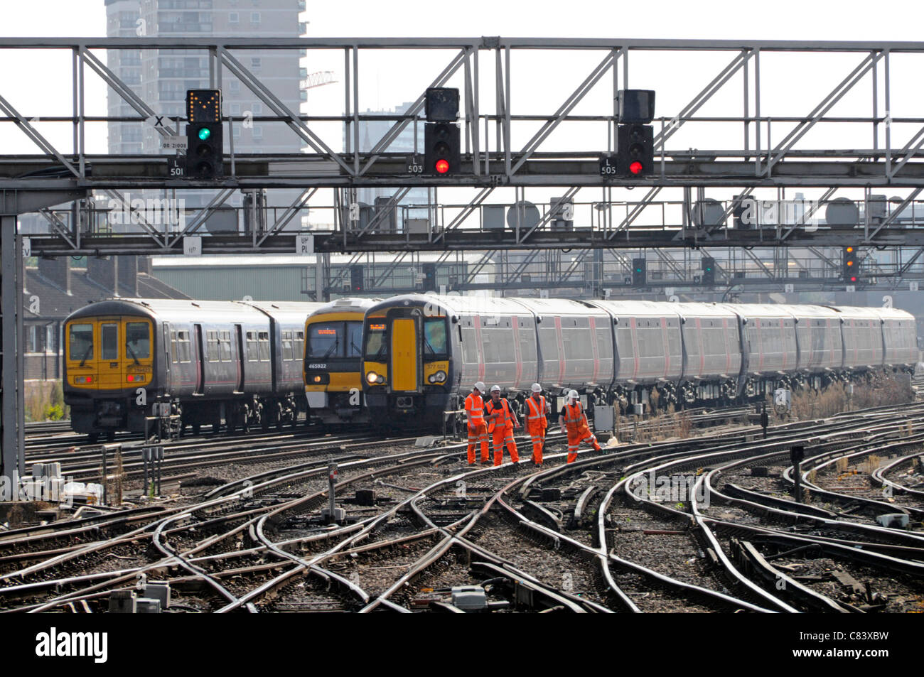 Gruppe von Eisenbahnern auf elektrifizierten Strecke mit Zügen ankommenden und abfliegenden London Bridge Bahnhof Stockfoto