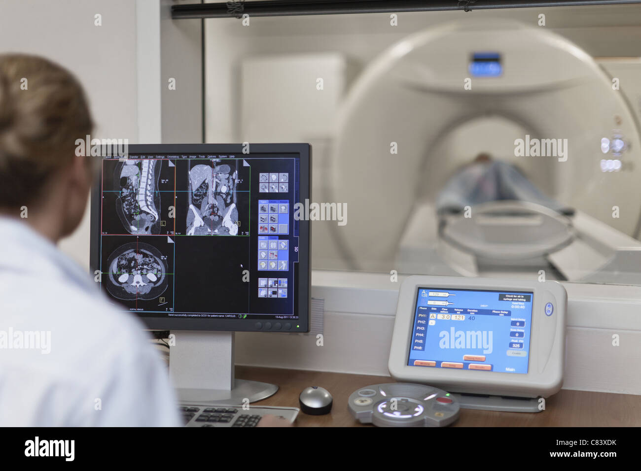 Arzt operative CT-Scanner im Krankenhaus Stockfoto