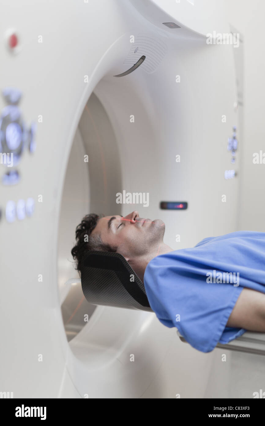 Patienten, die Verlegung in CT-Scanner im Krankenhaus Stockfoto