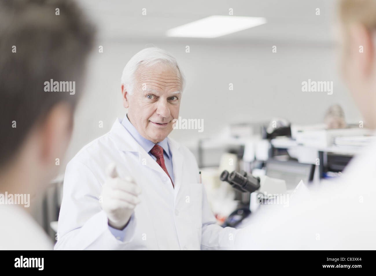 Wissenschaftler, die Unterricht in Pathologie-Labor Stockfoto