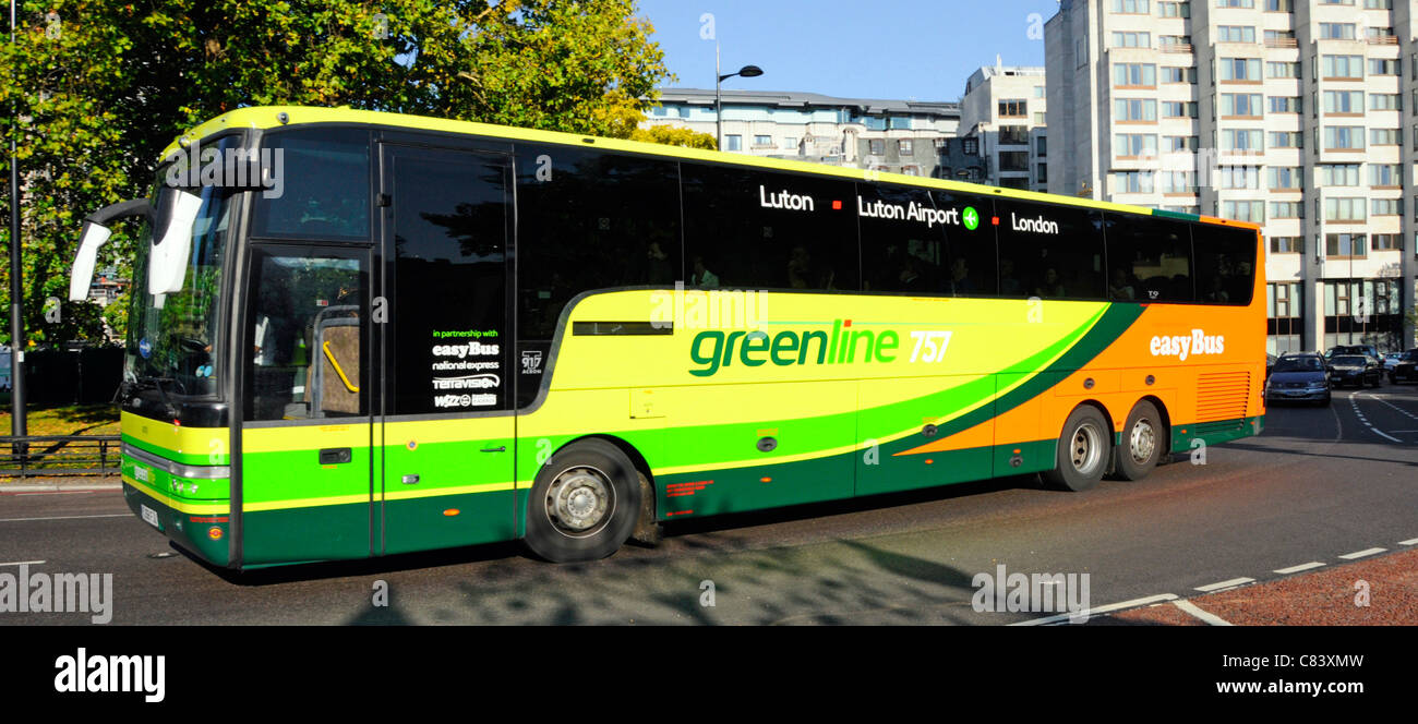 Grüne Linie EasyBus Trainer Betrieb eines öffentlichen Verkehrsmittel zwischen Central London & Luton in die Park Lane London England UK gesehen Stockfoto